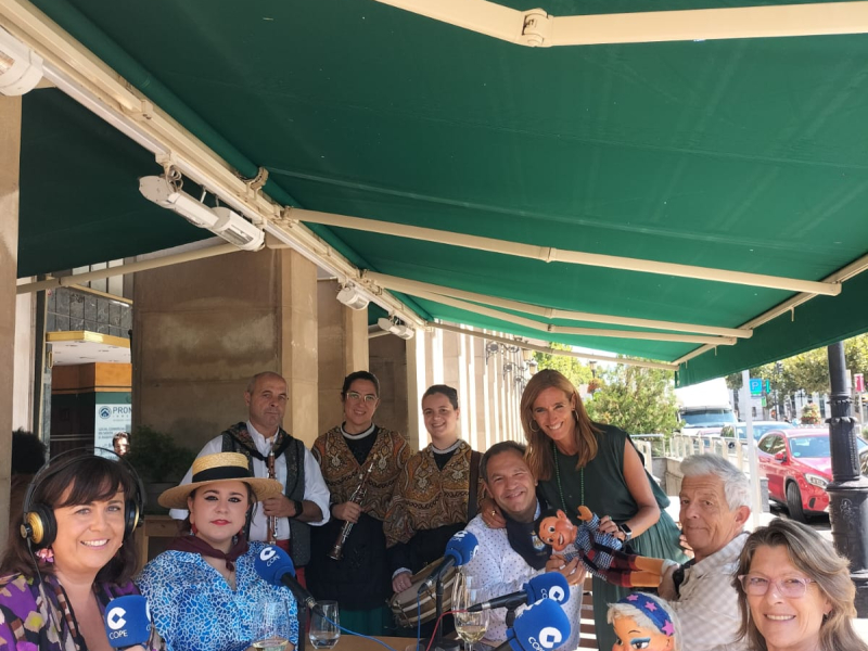 El Grupo de Danzas de Logroño acompañado por los dulzaineros de Albelda, en la terraza del restaurante Tondeluna