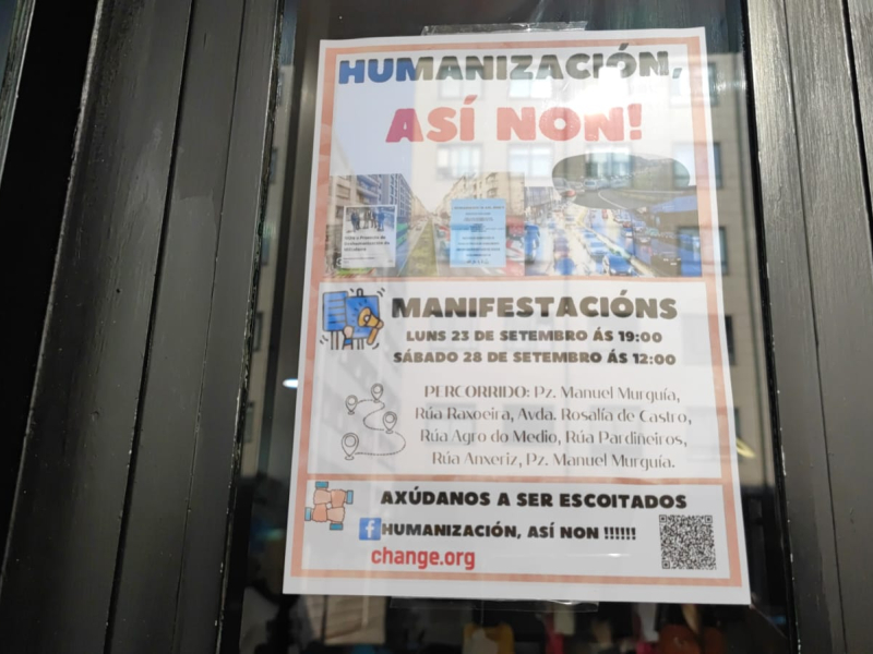 Carteles en los escaparates anuncian las protestas contra la "humanización" de Milladoiro