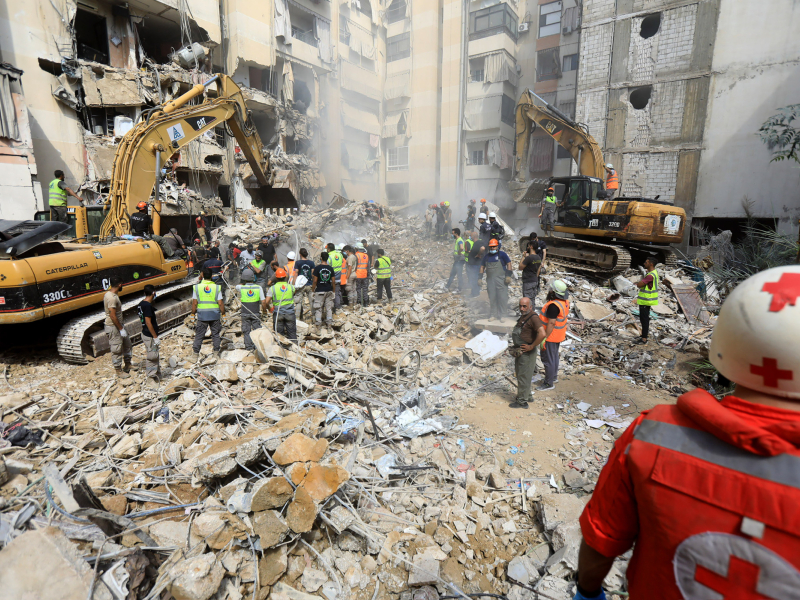 Trabajos de búsqueda y rescate tras un bombardeo del Ejército de Israel contra la capital de Líbano, Beirut