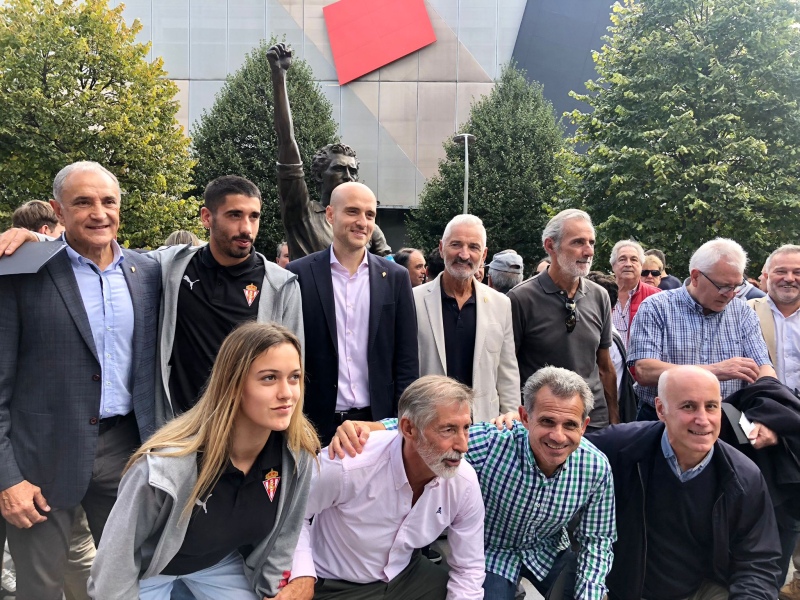 Veteranos del Sporting, junto a David Guerra, Cote y Antía junto a la estatua.