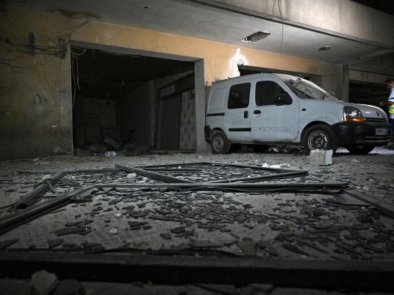 Vehículo dañado en un edificio de Beirut tras un ataque militar de Israel