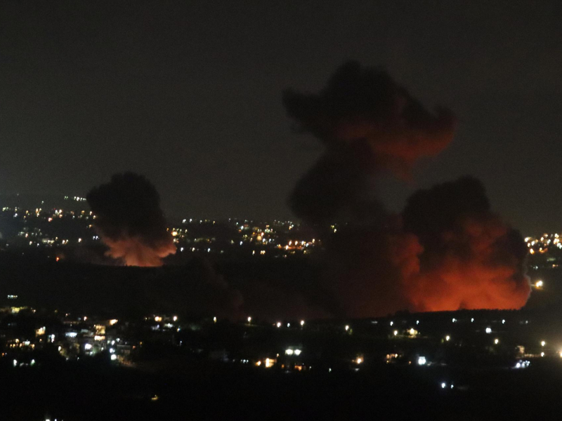 Humo tras el ataque de misiles israelíes al pueblo libanés de Zawtar