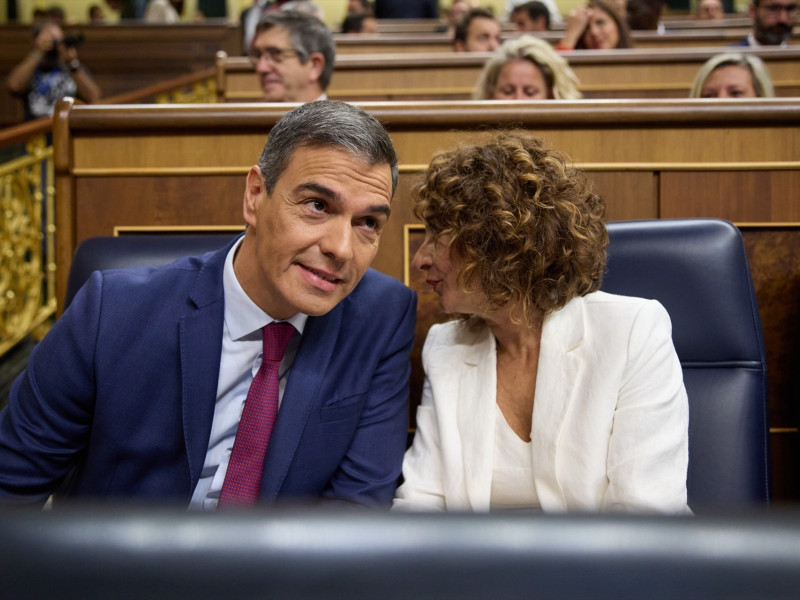 (Foto de ARCHIVO)
El presidente del Gobierno, Pedro Sánchez y la vicepresidenta primera y ministra de Hacienda, María Jesús Monetero, durante una sesión de control al Gobierno, en el Congreso de los Diputados, a 18 de septiembre de 2024, en Madrid (España). Durante la sesión de control, el PP, Vox y ERC hacen preguntas sobre cómo afronta el nuevo curso político, la continuidad de la legislatura o la inmigración irregular. Además, varios ministros tendrán que rendir cuentas sobre la crisis migratoria y el debate sobre financiación autonómica, dos temas que por segunda semana consecutiva vuelven a protagonizar el Pleno de esta semana.

Jesús Hellín / Europa Press
18 SEPTIEMBRE 2024;VOX;ERC;PP;SESIÓN DE CONTROL;PARON ESTIVAL
18/9/2024