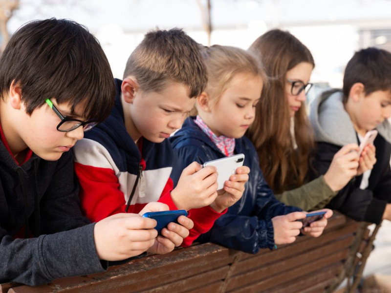 Adolescentes con el teléfono móvil