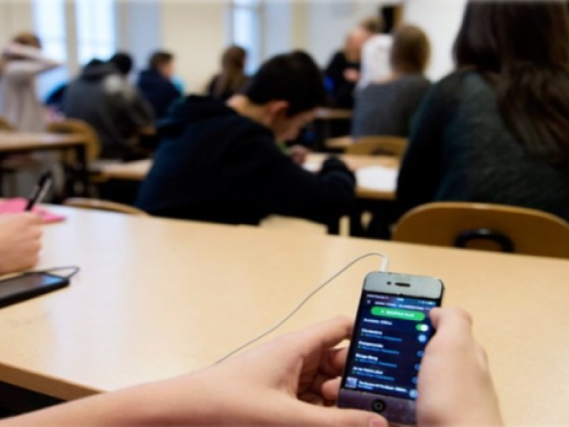 La prohibición del móvil en las aulas, a examen: "Estamos más concentrados sin el móvil en clase, pero también nos servía para aprender"