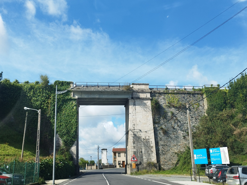 El puente de la vía del tren, uno de los símbolos del núcleo urbano de Oza-Cesuras