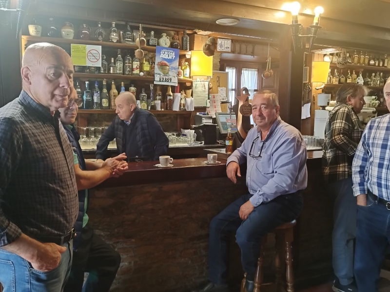 Manolo y sus amigos en un bar de Oza dos Ríos