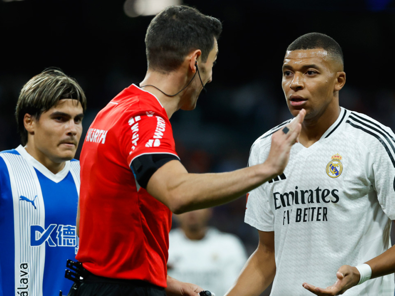 Muñiz Ruiz berbicara dengan Kylian Mbappé