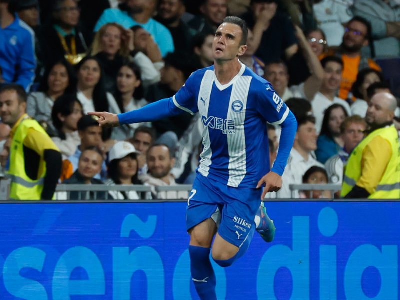 Kike García celebra el segundo gol del Deportivo Alavés en el Santiago Bernabéu