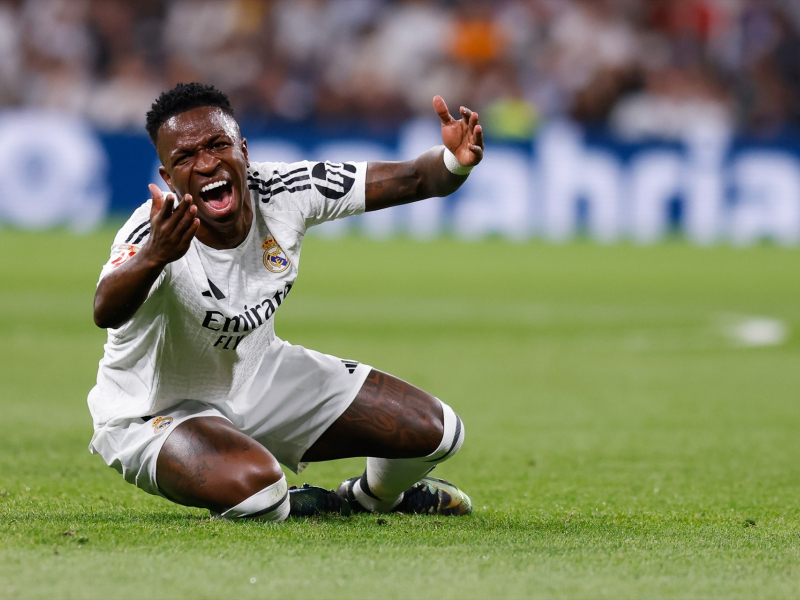 Vinicius Junior del Real Madrid protesta durante el partido de fútbol disputado entre el Real Madrid y el Deportivo Alavés en el Santiago Bernabéu