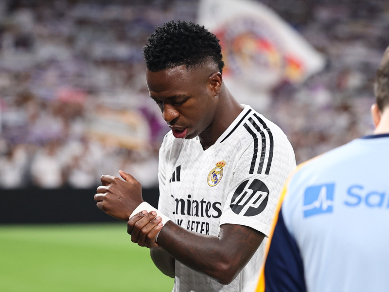 Vinicius Junior del Real Madrid mira hacia abajo durante el partido de fútbol disputado entre el Real Madrid y el Deportivo Alavés en el Santiago Bernabéu