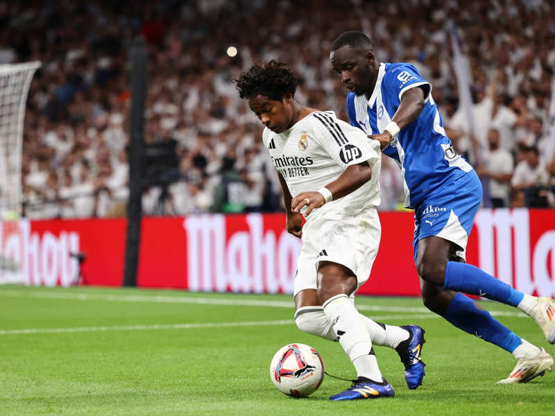 Endrick Felipe del Real Madrid en acción durante el partido de fútbol disputado entre el Real Madrid y el Deportivo Alavés en el Santiago Bernabéu