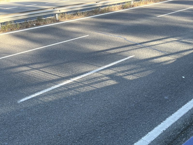 Imagen de recurso de una calzada de tres carriles de una carretera