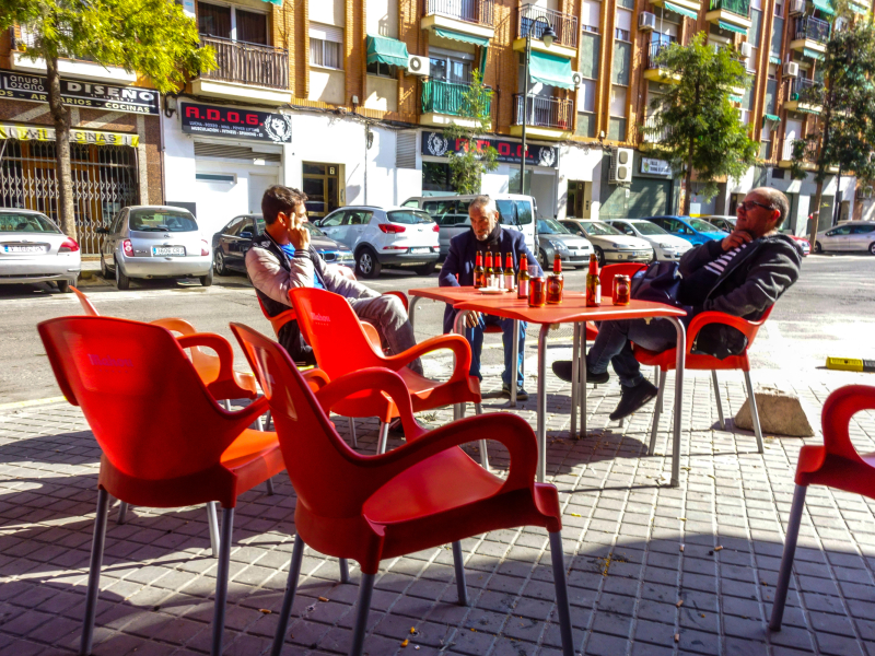 Hombres tomando cervezas en una terraza de Valencia, imagen de archivo