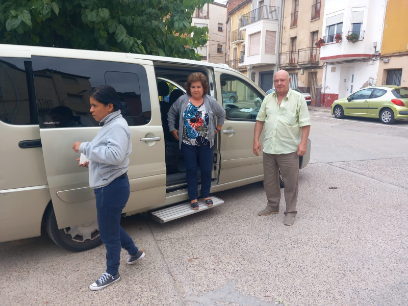 Vecinos de Bovera bajando del taxi de Óscar Acero