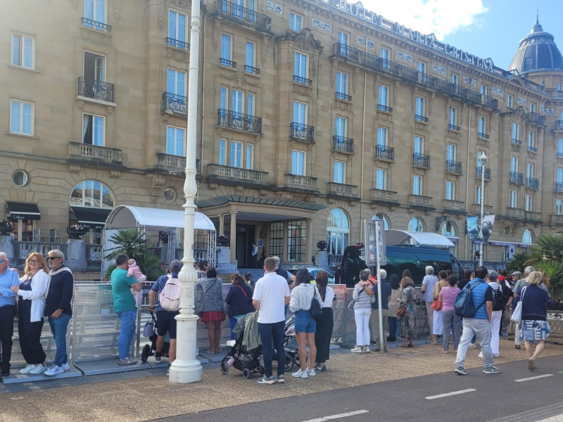 Fans esperan a las puertas del Hotel María Cristina