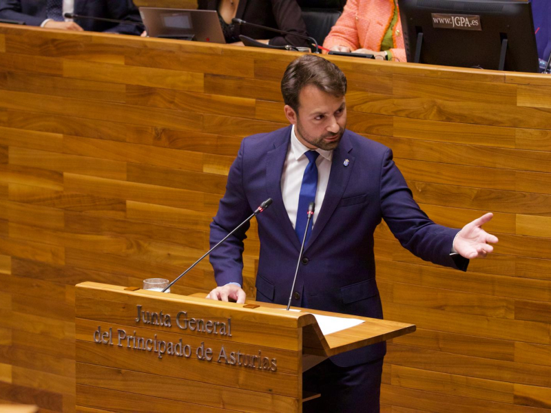 Álvaro Queipo en el parlamento asturiano