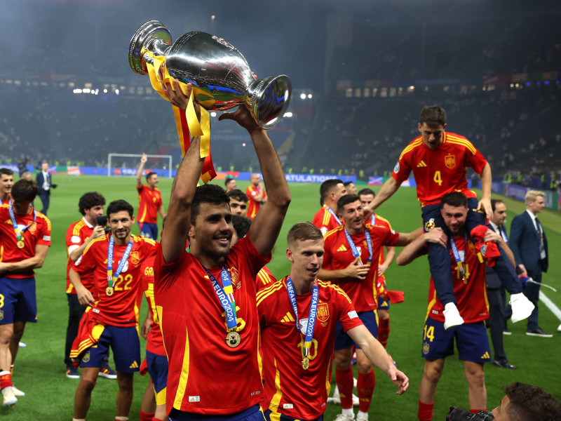 Rodri levanta la Eurocopa durante la celebración de España.