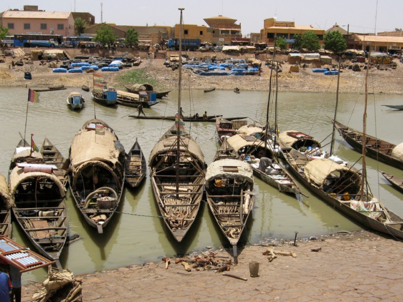 Perahu di sungai di Mali