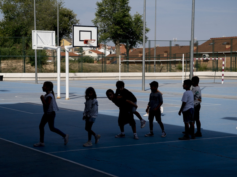 Varios niños en el patio de un colegio