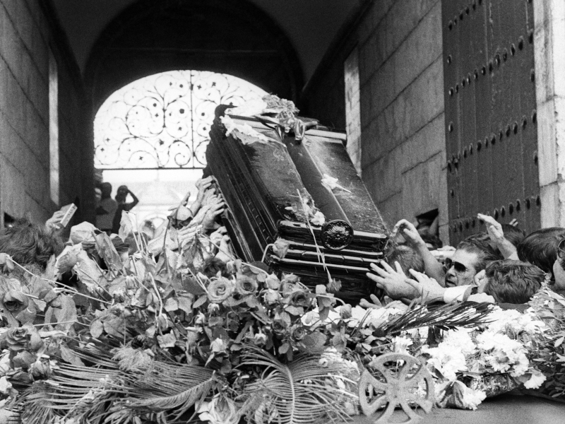 El féretro de Paquirri en la Puerta del Príncipe de la Real Maestranza de Sevilla