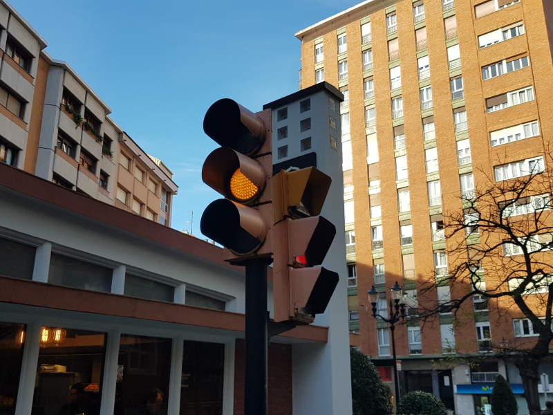 Semáforo en ámbar en la calle Uría de Gijón