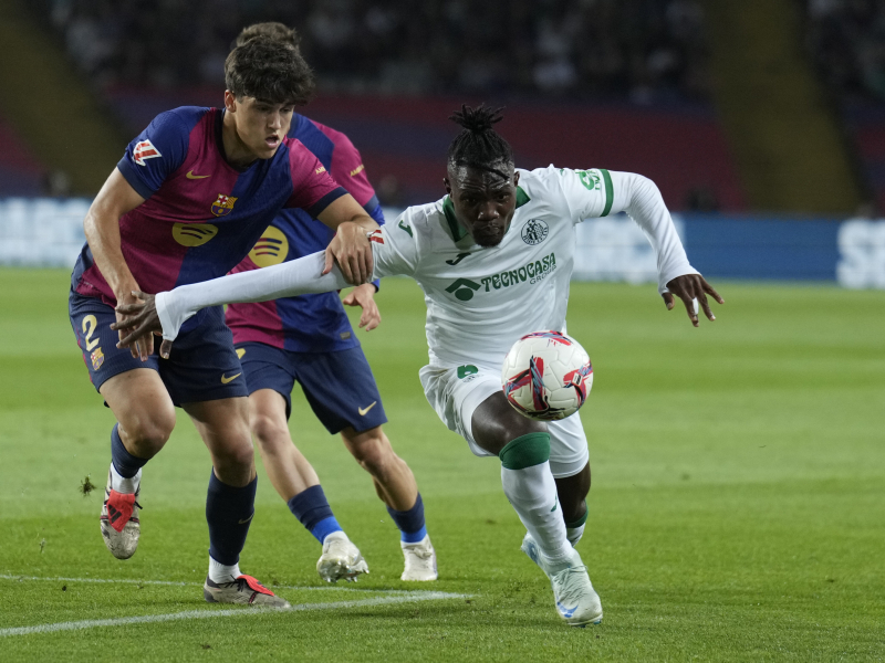 Christantus Uche trata de superar a Pau Cubarsí en el Barça-Getafe.