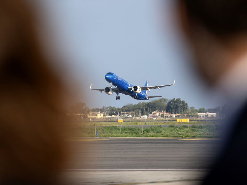 Fiumicino Airport (Italy), 26/09/2024.- The plane carrying Pope Francis en route to Luxembourg, is seen at Rome's Fiumicino airport, Italy, 26 September 2024. Following the longest journey of his pontificate to Asia and Oceania, Pope Francis is to pay a rare visit to Luxembourg before heading to Brussels, on a trip to 'the heart of Europe' he will use to discuss the continent's role in the world. The pastoral visit to Brussels, focusing on the celebrations of the 600th anniversary of the Catholic University of Leuven in Belgium, will last until 29 September. (Papa, Bélgica, Italia, Luxemburgo, Bruselas, Luxemburgo, Roma) EFE/EPA/TELENEWS via ANSA