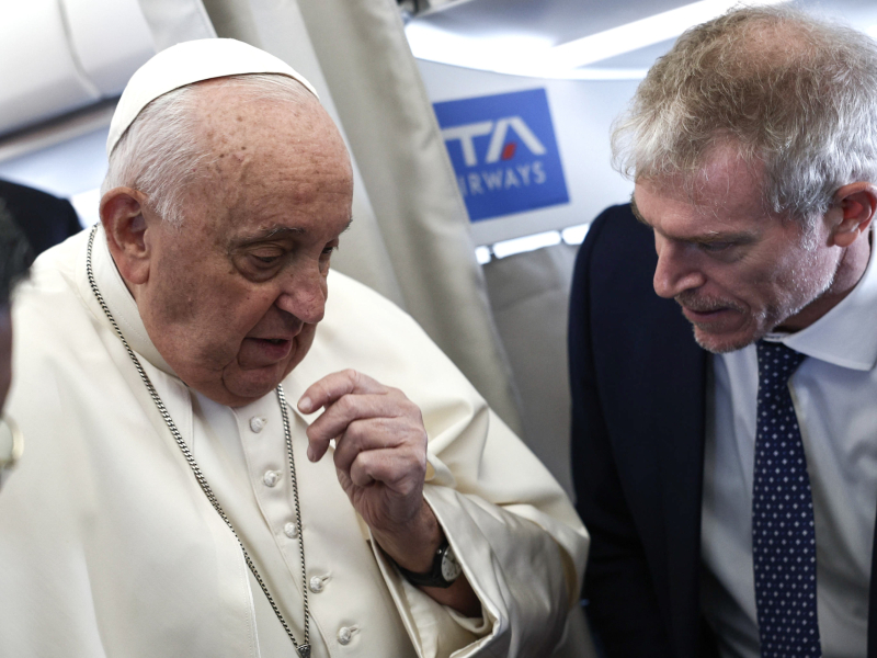 Mid-air (Luxembourg), 26/09/2024.- Pope Francis (L) speaks aboard his flight bound for Luxembourg, where he will start a four-day apostolic journey to Luxembourg and Belgium, 26 September 2024. Following the longest journey of his pontificate to Asia and Oceania, Pope Francis is to pay a rare visit to Luxembourg before heading to Brussels, on a trip to 'the heart of Europe' he will use to discuss the continent's role in the world. The pastoral visit to Brussels, focusing on the celebrations of the 600th anniversary of the Catholic University of Leuven in Belgium, will last until 29 September. (Papa, Bélgica, Luxemburgo, Bruselas, Luxemburgo) EFE/EPA/GUGLIELMO MANGIAPANE / POOL