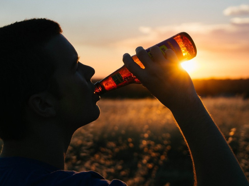 Joven bebiendo una cerveza