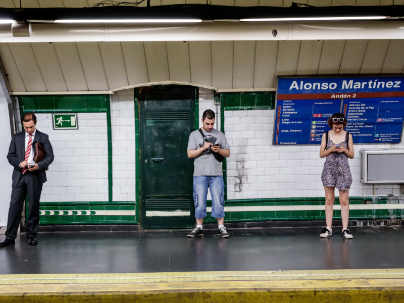 Personas usando su teléfono móvil