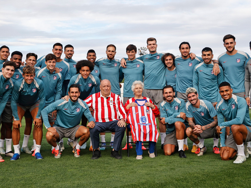 Los 'abuelos del Atleti' junto a la plantilla del Atlético de Madrid