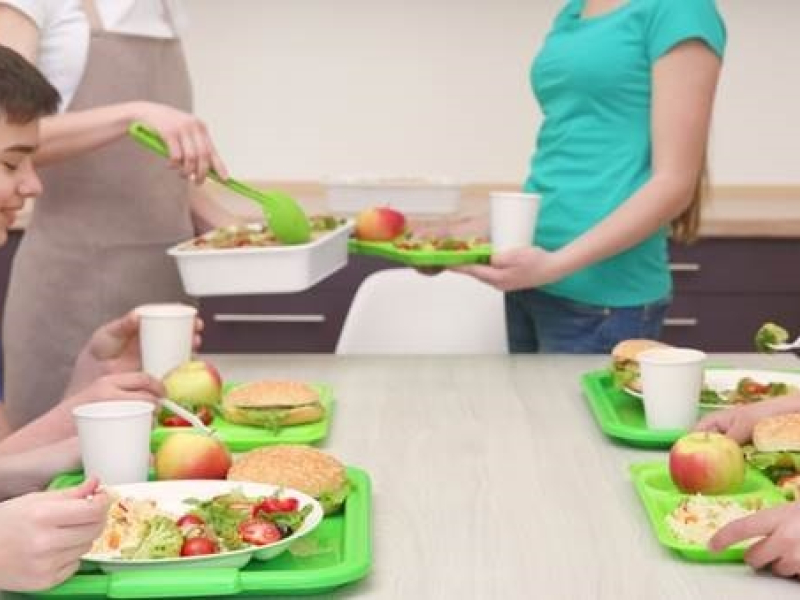 Niños en comedor de colegio