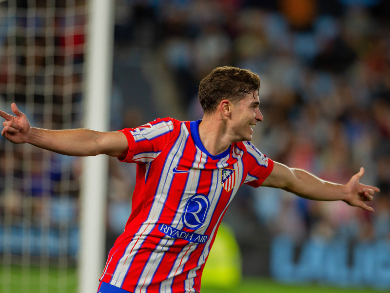 Julián Álvarez celebra el gol de la victoria del Atlético contra el Celta.