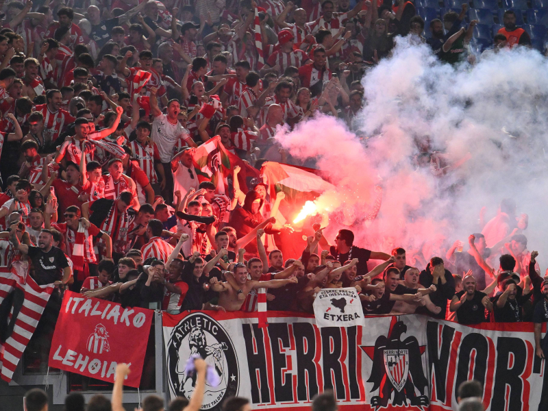 Aficionados del Athletic con bengalas en Roma (Cordon Press)