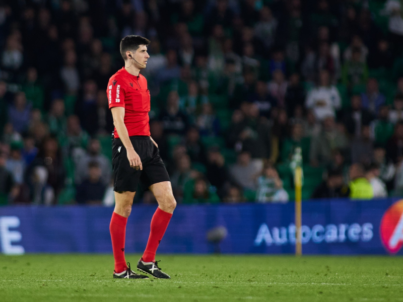 El árbitro Busquets Ferrer observa durante el partido de fútbol de La Liga EA Sports disputado entre el Real Betis y el Deportivo Alavés en el Benito Villamarín