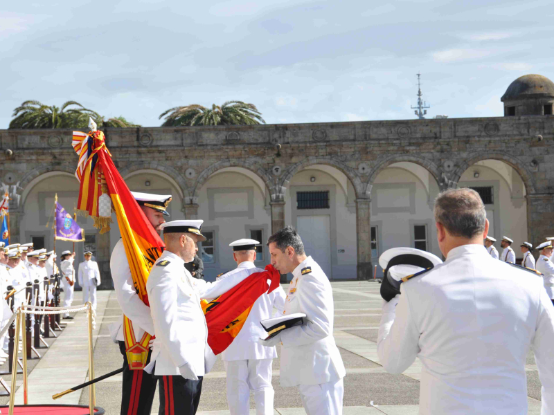 Uno de los militares besa la bandera en el acto de este jueves