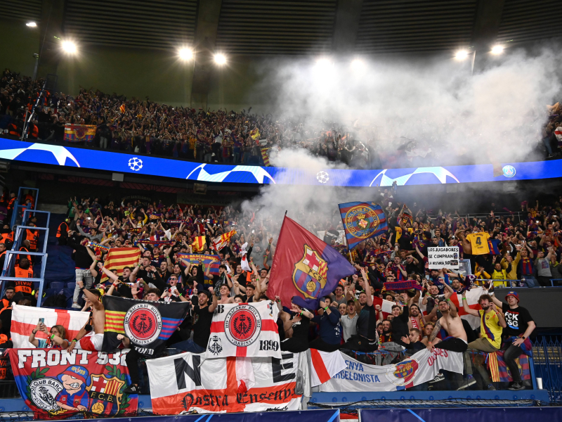 Aficionados del Barcelona en el Parque de los Príncipes el pasado 10 de abril.