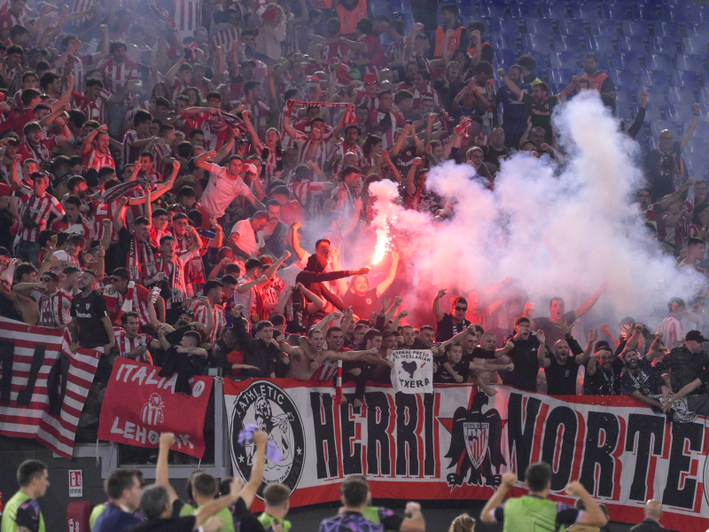 Aficionados del Athletic con bengalas en el Olímpico de Roma