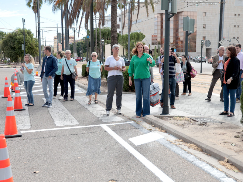 La alcaldesa de València, María José Catalá, visita junto con los vecinos el barrio de Beteró e informa sobre nuevas medidas de movilidad.