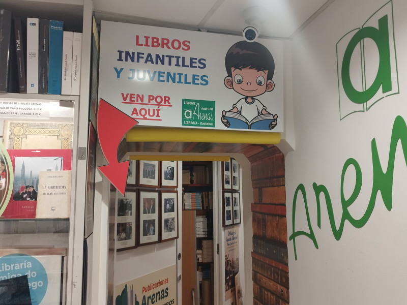 Sección de libros infantil y juvenil de la librería Arenas