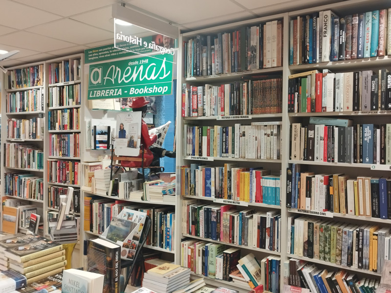 Estanterías en la librería Arenas