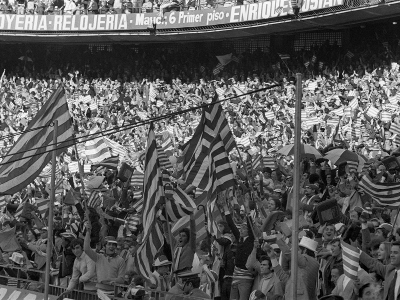 Aficionados del Atlético de Madrid celebran la Liga de 1973 en el Vicente Calderón