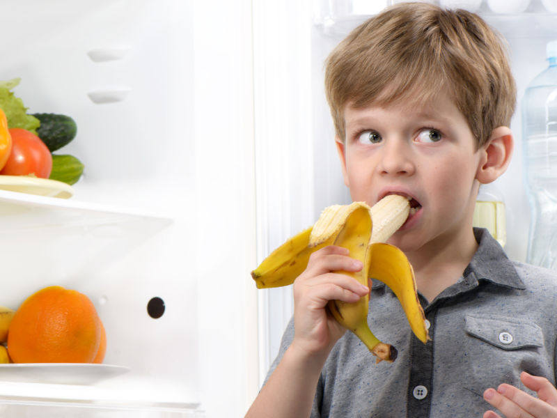 Niño comiendo un plátano