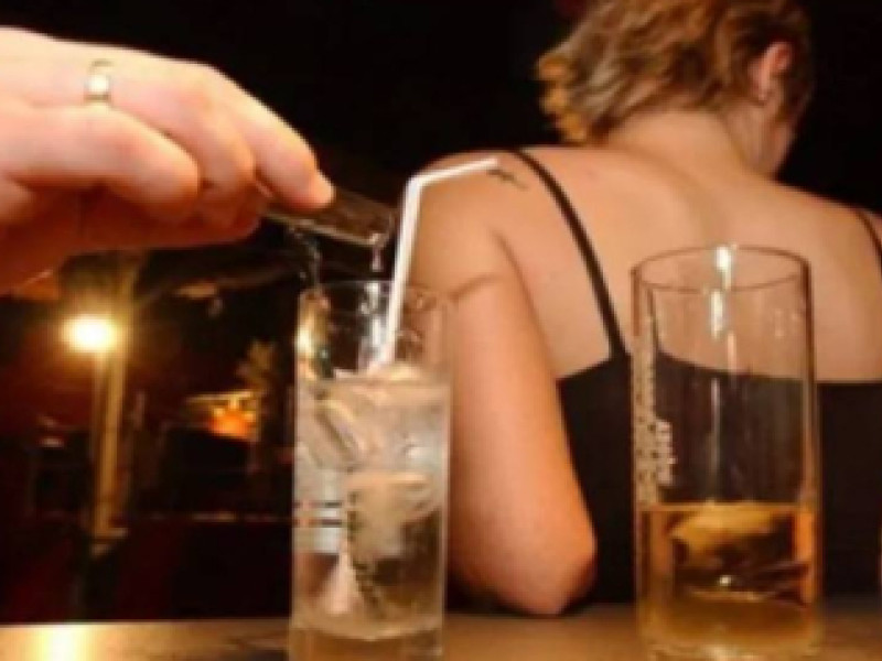 Las pulseras "Centinela" detectan posibles drogas en las bebidas