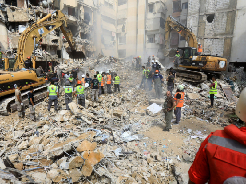 Trabajos de búsqueda y rescate tras un bombardeo del Ejército de Israel contra la capital de Líbano, Beirut