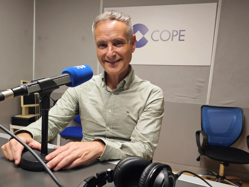 El oncólogo Manuel Cobo en los estudios de COPE Málaga