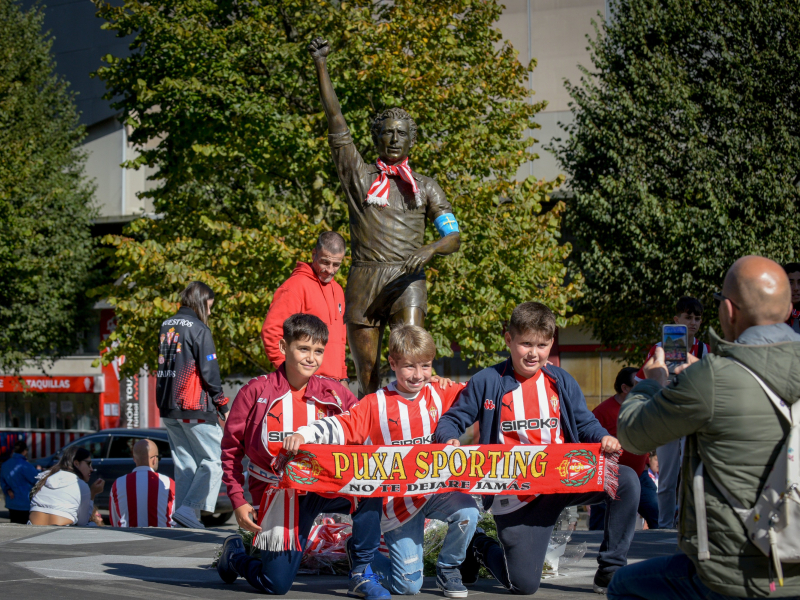 La nueva estatua de Quini lució por primera vez en día de partido.