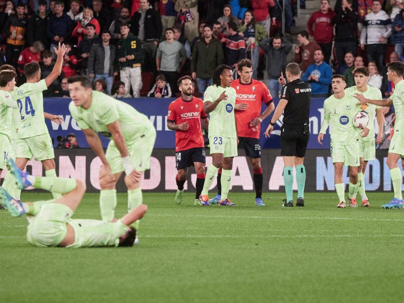 Los jugadores del Barcelona protestan al árbitro tras un gol de Osasuna