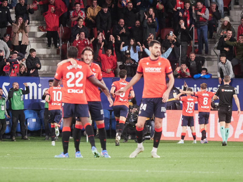 Los jugadores de Osasuna celebran uno de los goles ante el Barcelona.